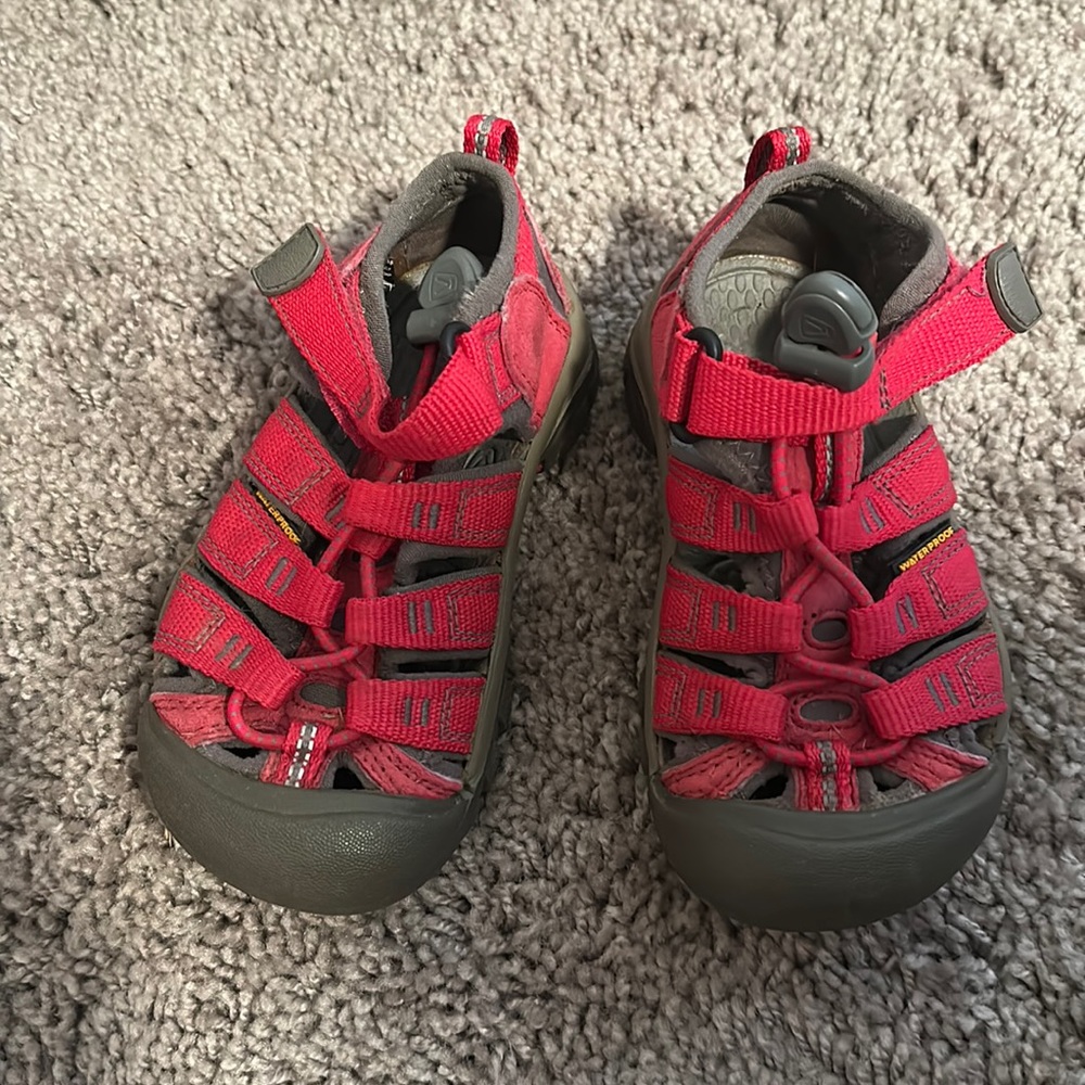 Keen water shoes 9c